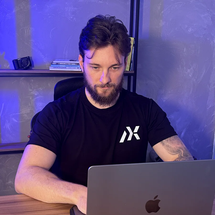Gustavo Tizoni trabalhando na sede da Praxis Growth em Joinville